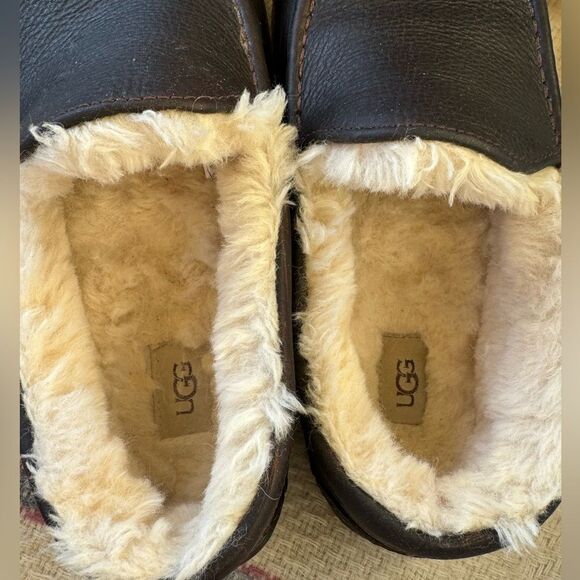 UGG
Men's Ascot Water-Resistant Leather Slippers
Sz 12 - Picture 3 of 7